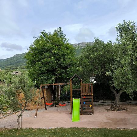 Home Away From Home With Outdoor Pool, Botanical Garden And A Beautiful Sea View Kaštela Buitenkant foto