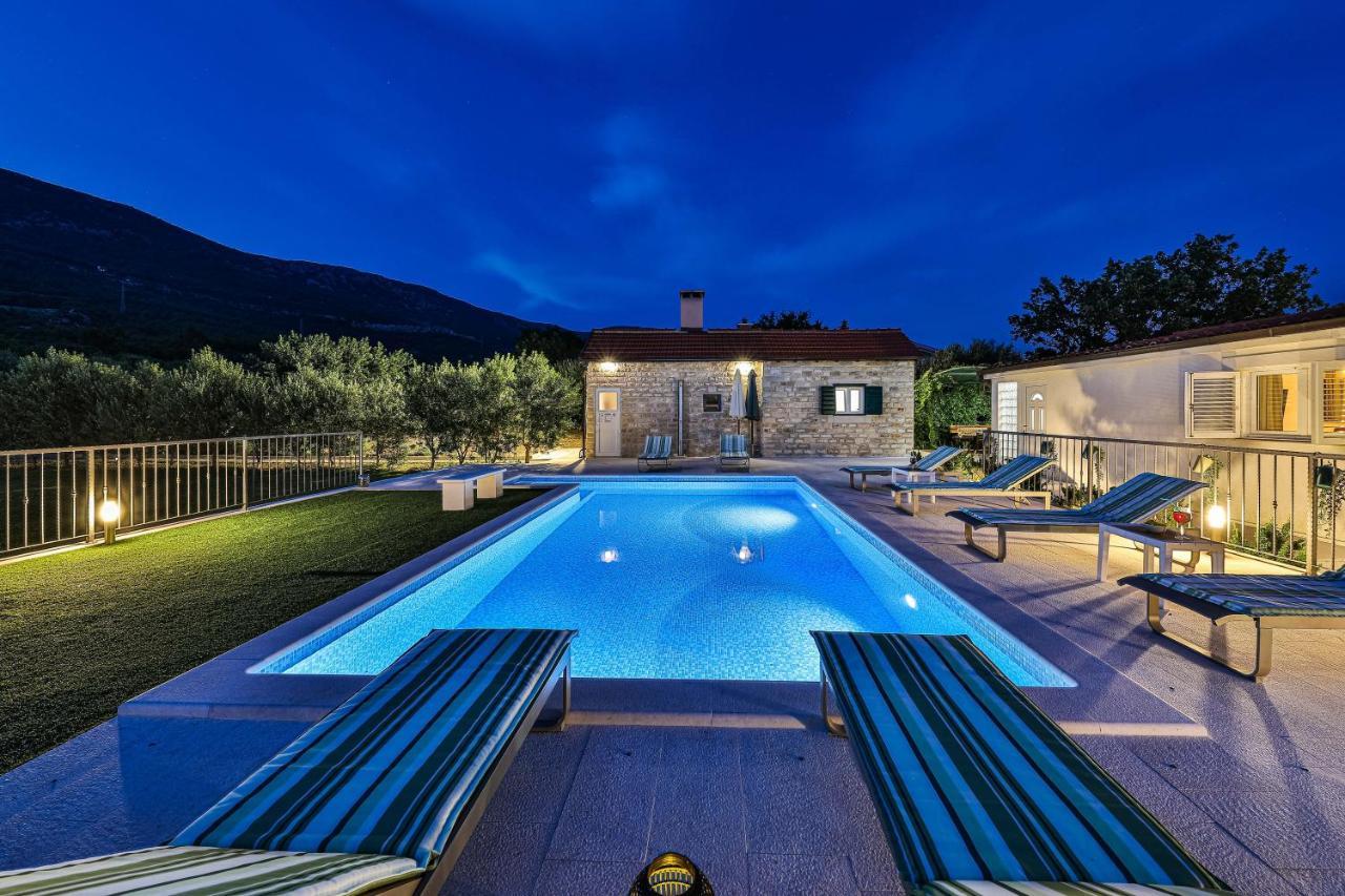 Home Away From Home With Outdoor Pool, Botanical Garden And A Beautiful Sea View Kaštela Buitenkant foto