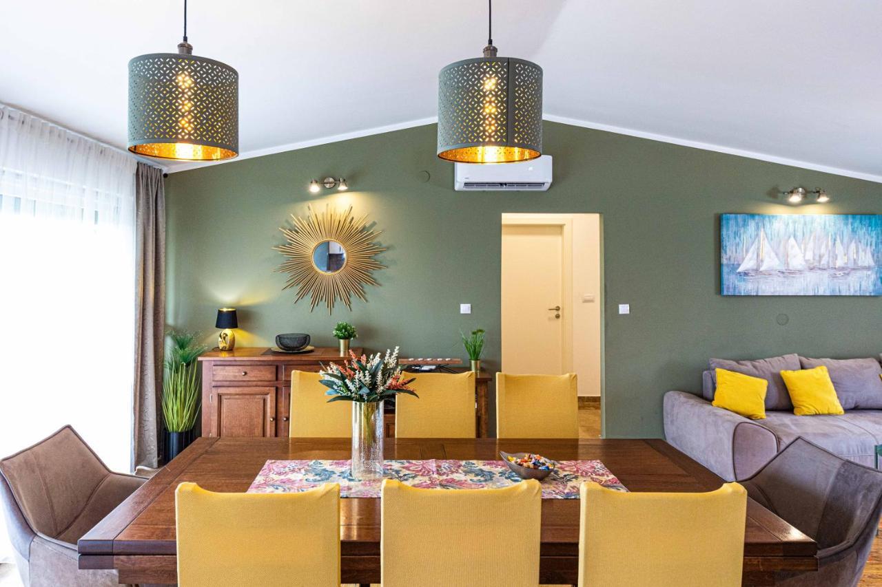 Home Away From Home With Outdoor Pool, Botanical Garden And A Beautiful Sea View Kaštela Buitenkant foto