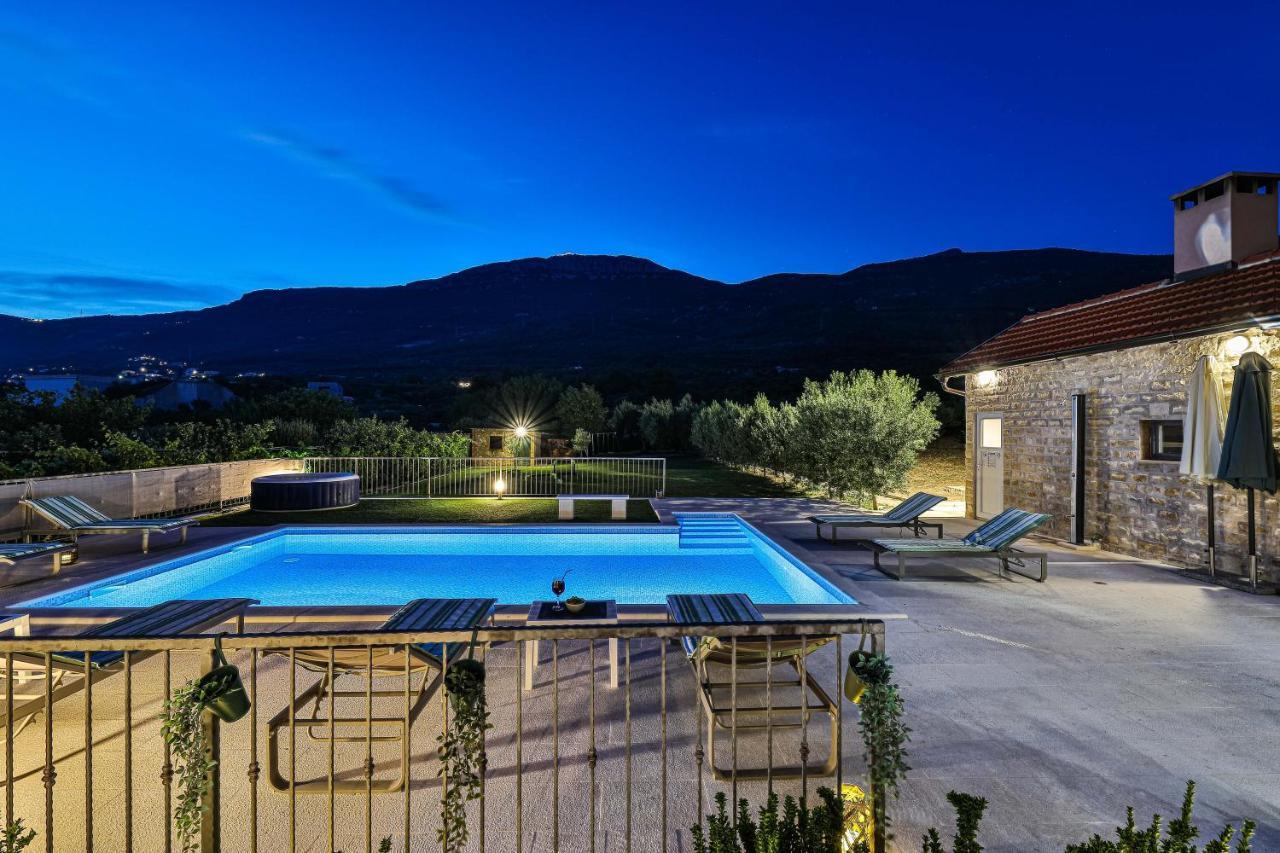 Home Away From Home With Outdoor Pool, Botanical Garden And A Beautiful Sea View Kaštela Buitenkant foto