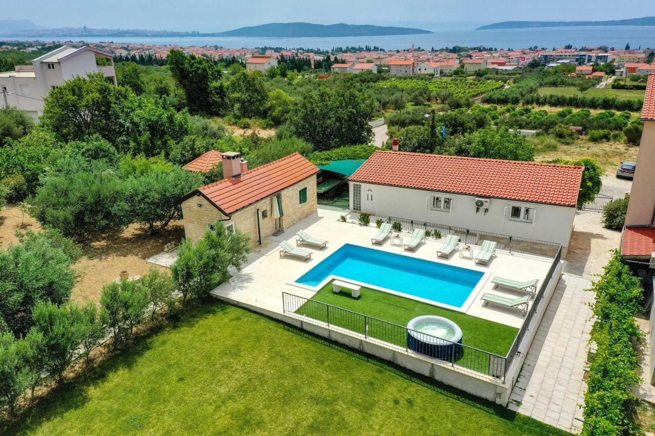 Home Away From Home With Outdoor Pool, Botanical Garden And A Beautiful Sea View Kaštela Buitenkant foto