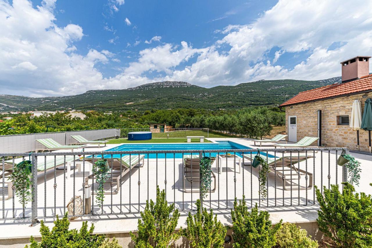 Home Away From Home With Outdoor Pool, Botanical Garden And A Beautiful Sea View Kaštela Buitenkant foto