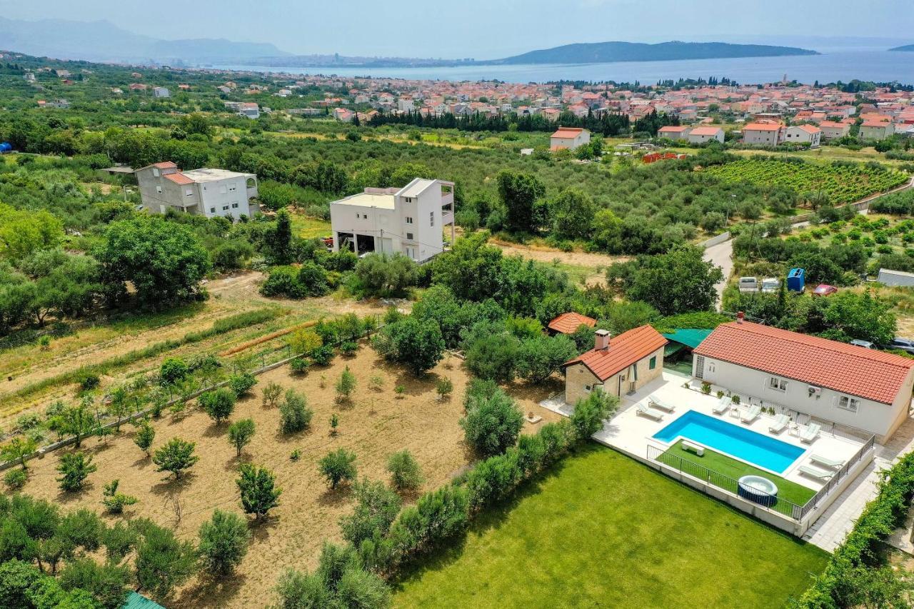 Home Away From Home With Outdoor Pool, Botanical Garden And A Beautiful Sea View Kaštela Buitenkant foto
