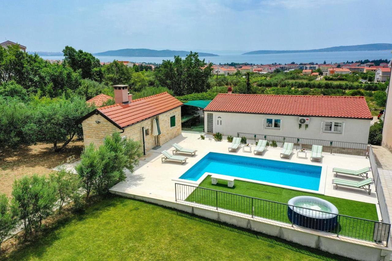 Home Away From Home With Outdoor Pool, Botanical Garden And A Beautiful Sea View Kaštela Buitenkant foto