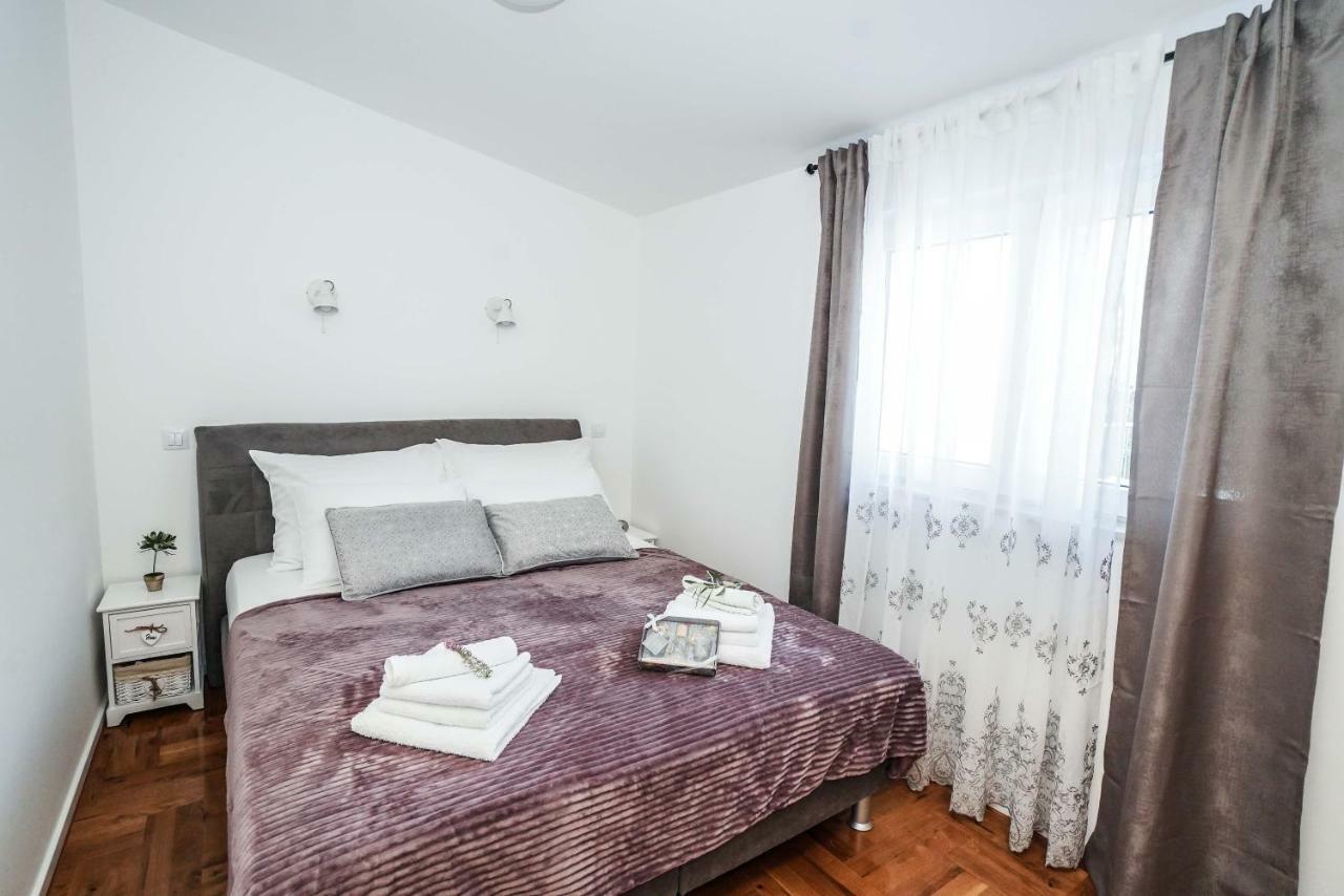 Home Away From Home With Outdoor Pool, Botanical Garden And A Beautiful Sea View Kaštela Buitenkant foto