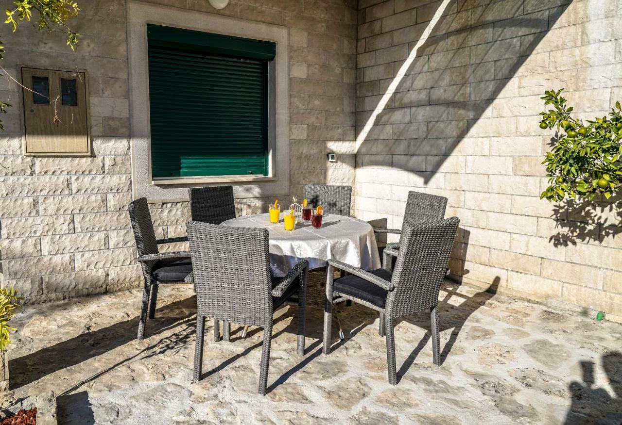 Home Away From Home With Outdoor Pool, Botanical Garden And A Beautiful Sea View Kaštela Buitenkant foto