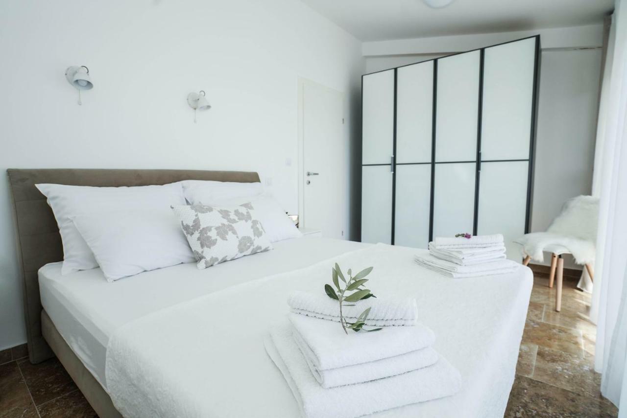 Home Away From Home With Outdoor Pool, Botanical Garden And A Beautiful Sea View Kaštela Buitenkant foto