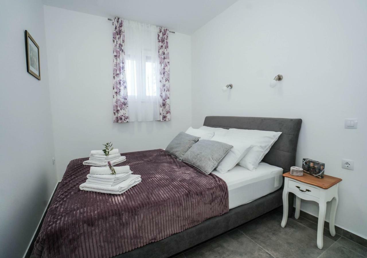 Home Away From Home With Outdoor Pool, Botanical Garden And A Beautiful Sea View Kaštela Buitenkant foto