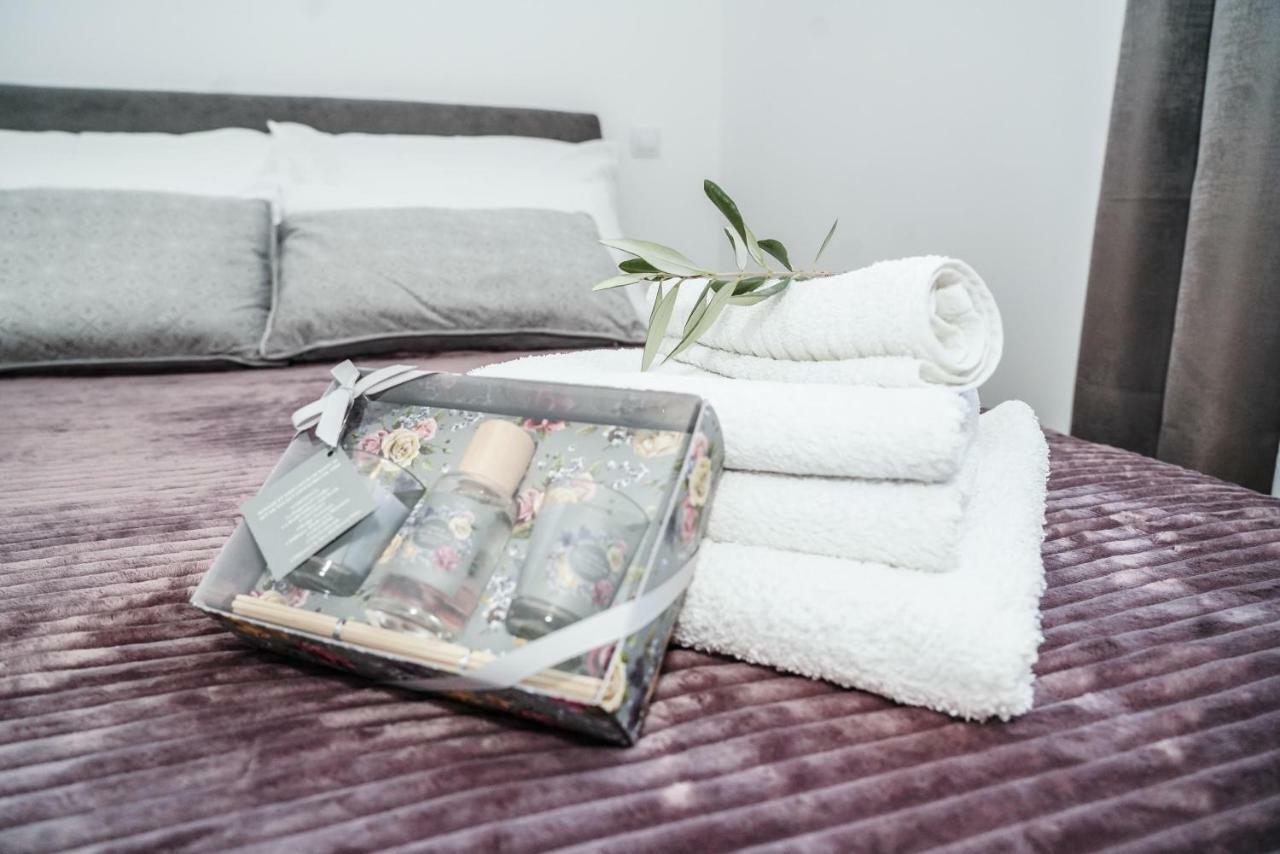 Home Away From Home With Outdoor Pool, Botanical Garden And A Beautiful Sea View Kaštela Buitenkant foto