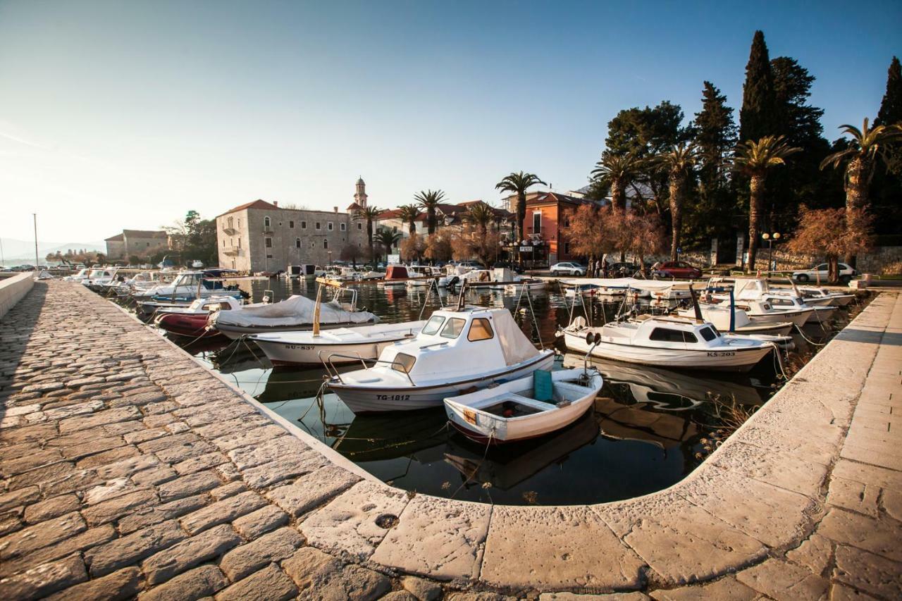 Home Away From Home With Outdoor Pool, Botanical Garden And A Beautiful Sea View Kaštela Buitenkant foto