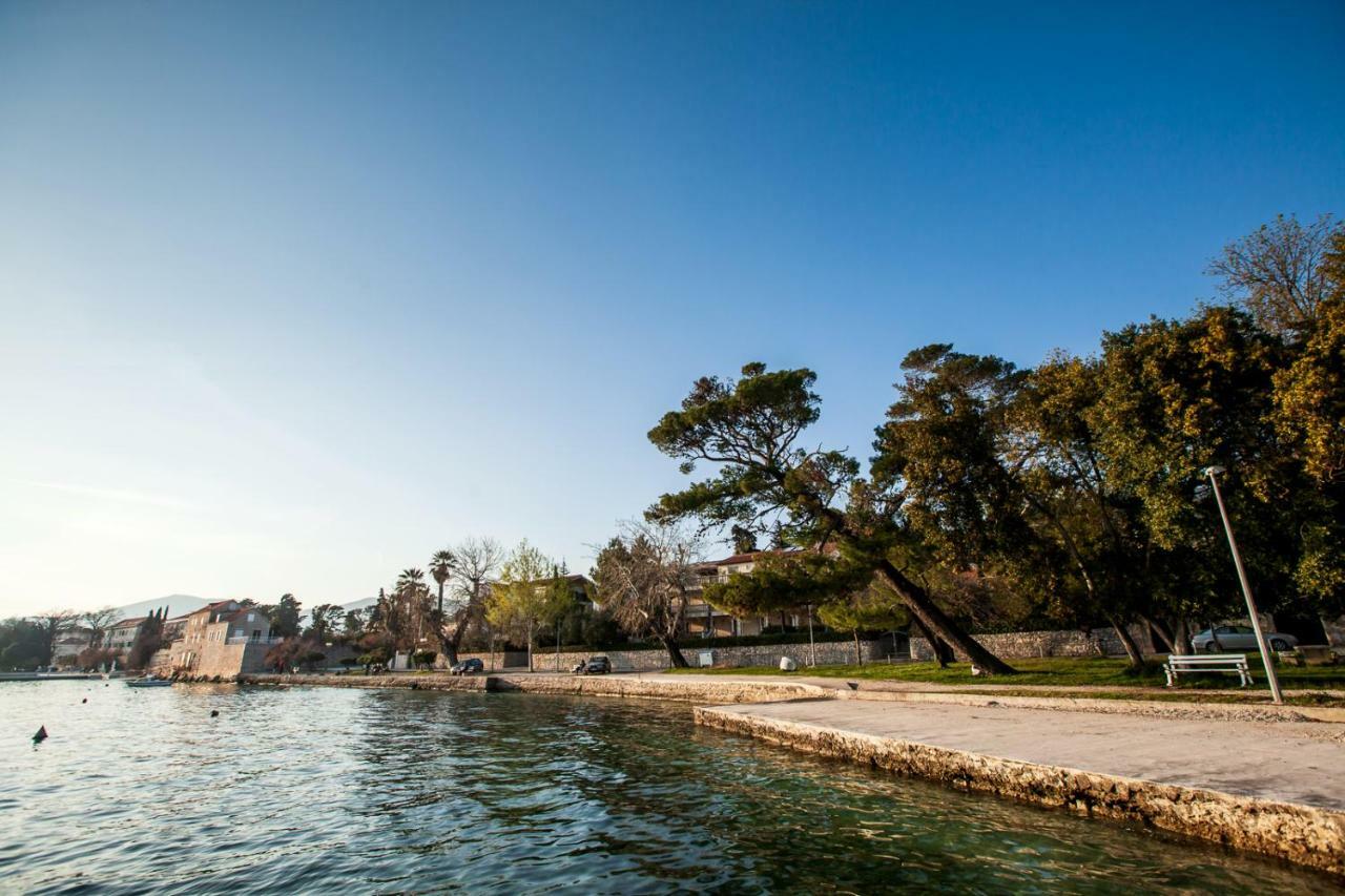 Home Away From Home With Outdoor Pool, Botanical Garden And A Beautiful Sea View Kaštela Buitenkant foto